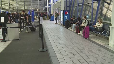 Smooth start for Thanksgiving travelers in St. Louis, but crowds expected to surge